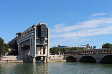 Fototapeta na wymiar Paris Bercy Bridge i Ministerstwo Finansów