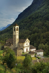 Fototapeta na wymiar Kościół w Lavertezzo w dolinie Verzasca