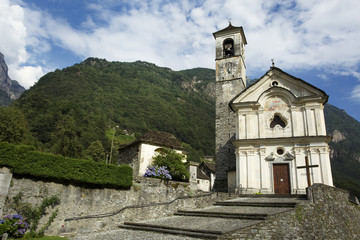 Fototapeta na wymiar Church in Lavertezzo in Verzasca Valley