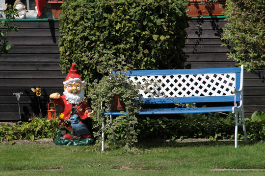 Gartenzwerg und Gartenbank