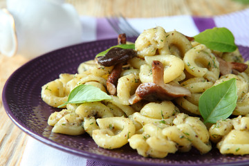 pasta with shiitake mushrooms and pesto