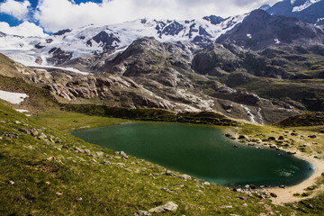 Fototapeta na wymiar laghetto glaciale - ghiacciaio dei Forni