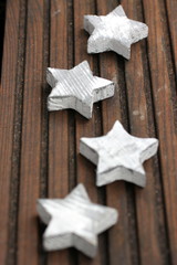 weiße Holzsterne auf Planke, Weihanchten