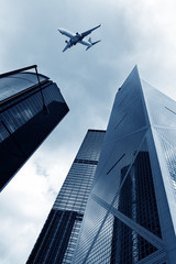 Fototapeta premium Hong Kong's skyscrapers and airplanes on sky