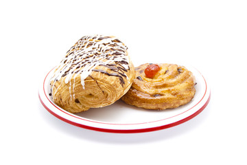 Verschiedene Stückchen für Kaffee auf Plastikteller