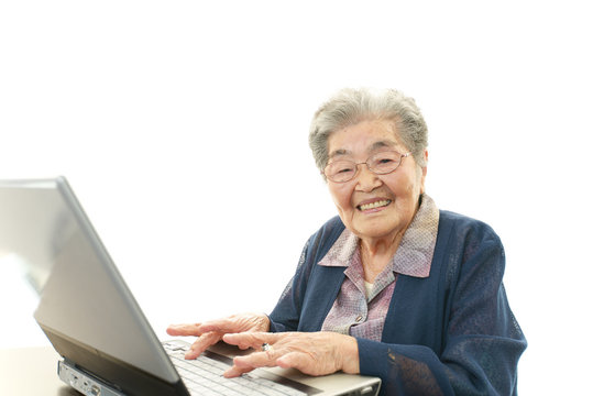 パソコンを楽しむ高齢者