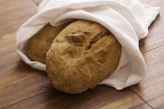 Zwei frische Brot