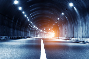 Abstracte auto in het tunneltraject