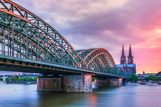 Hohenzollern Br&uuml;cke mit Blick auf den K&ouml;lner Dom Sonnenuntergang