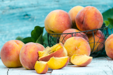 Den Geschmack des Sommers genießen: frisch geerntete Pfirsiche