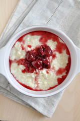 Milchreis mit Kirschen