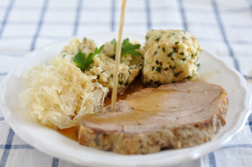 Schweinebraten mit Knödel und Sauerkraut