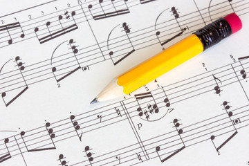 Fototapeta na wymiar Muzyczne notatki z żółtym ołówkiem