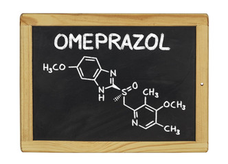 chemische Strukturformel von Omeprazol auf einer Schiefertafel