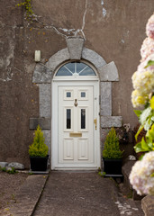 Irlandia drzwi stary budynek białe wejście zieleń © JoannaTkaczuk