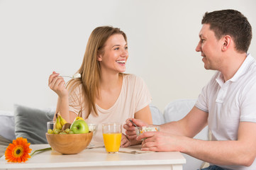 Obraz na płótnie Canvas Happy couple eating at home