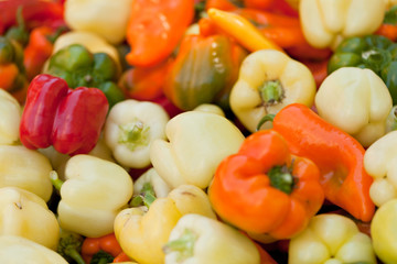 rote gelbe grüne paprika makro nahaufnahme auf dem markt