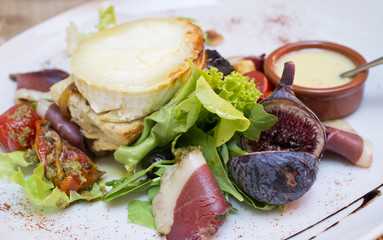 Salade de chèvre chaud