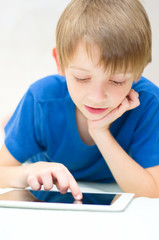 Naklejka premium boy using tablet computer