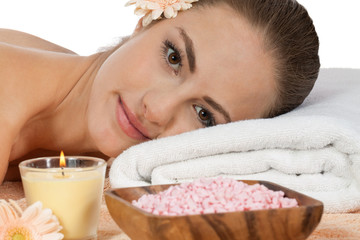 junge attraktve frau bekommt eine hot stone massage