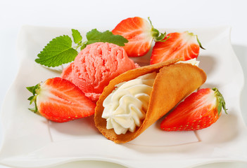 Cream-filled gingerbread cookie with strawberries and ice cream