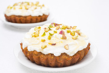 mini carrot cake with mascarpone, honey and pistachios