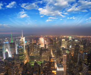 Fototapeta premium Manhattan, NYC. Spectacular sunset view of Bryant Park and Midto