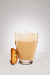 kleiner cappuccino mit keks