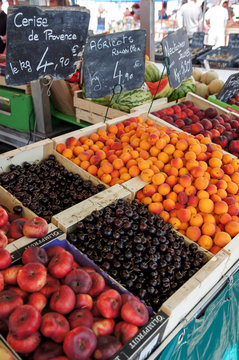 au marché : cerises abricots nectarines pêches