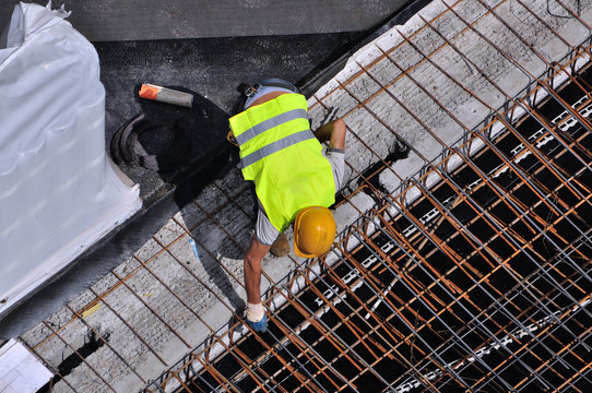 Ouvrier pr&eacute;pare les treillis soud&eacute;s (b&eacute;ton arm&eacute;)