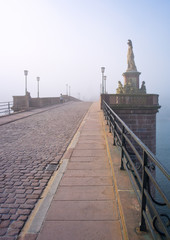 Heidelberg Alte Brücke im Nebel