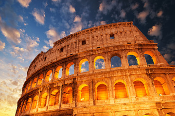 Fototapeta na wymiar Wonderful view of Colosseum in all its magnificience - Autumn su