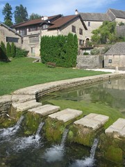 Fototapeta premium Source de la Romaine à Fondremand : petite chute d'eau