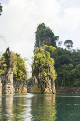 Fototapeta na wymiar Piękne wysokie góry i Green River (Guilin Tajlandii).