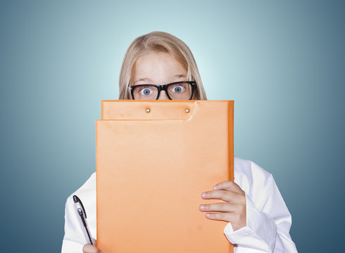 chica con uniforme de m&eacute;dico