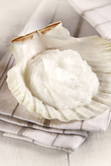 kokosnussöl in einer muschelschale