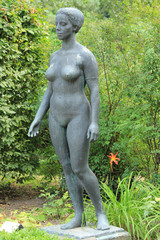 Fototapeta na wymiar Bronzestatue „Stehender Mädchenakt“ Rostock