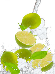 Obraz na płótnie Canvas fresh lime in water splash