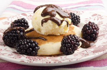 vanilla icecream with blackberries