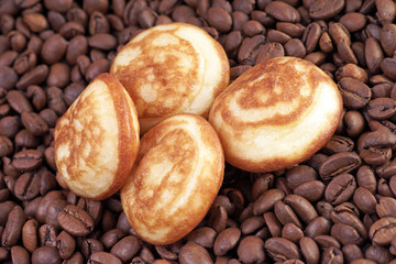 Kaffeebohnen und Kuchen