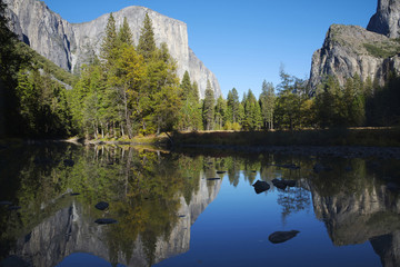 Fototapeta na wymiar Refleksje na temat Mirror Lake, Yosemite National Park, Californ
