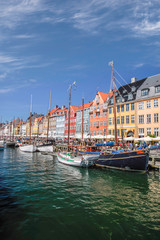 Fototapeta premium Alte Schiffe und bunte Häuser in Nyhavn in Kopenhagen