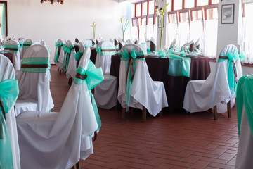 wedding place whith decoratd chairs - mint and brawn decor