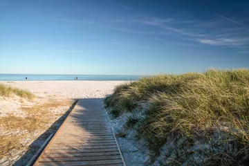 Fotobehang Scandinavië Steg und weißer Sandstrand auf Bornholm