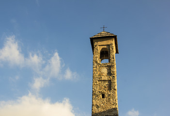 Fototapeta na wymiar dzwonnica z kamienia Ferrere