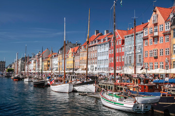 Alte Schiffe und bunte Häuser in Nyhavn in Kopenhagen