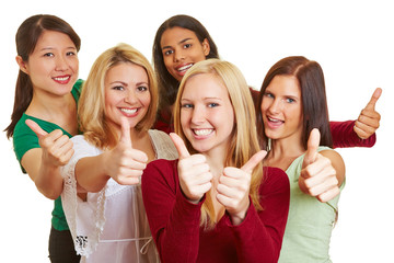 Glückliche Gruppe Frauen hält Daumen hoch