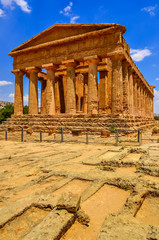 Obraz premium Vertical view of ruins of ancient temple in Agrigento, Sicily