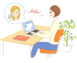 パソコンで英会話学習をする女性