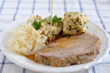 Schweinebraten mit Knödel und Sauerkraut